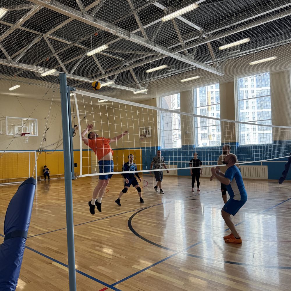 17.05.2025 г. в спортивном зале школы прошёл яркий товарищеский матч по волейболу среди родителей учеников