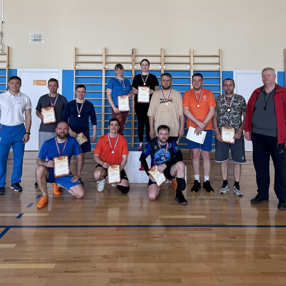 17.05.2025 г. в спортивном зале школы прошёл яркий товарищеский матч по волейболу среди родителей учеников