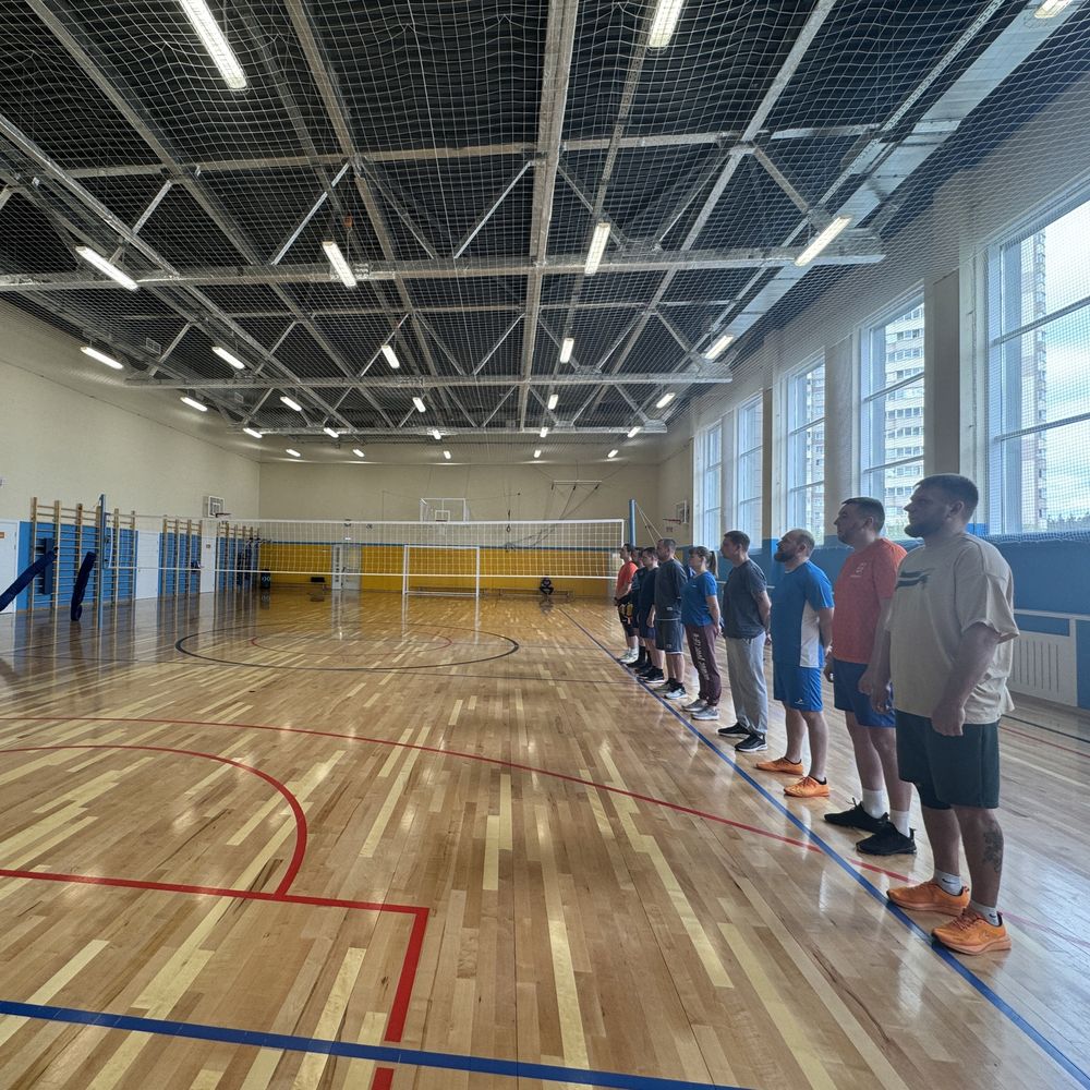 17.05.2025 г. в спортивном зале школы прошёл яркий товарищеский матч по волейболу среди родителей учеников