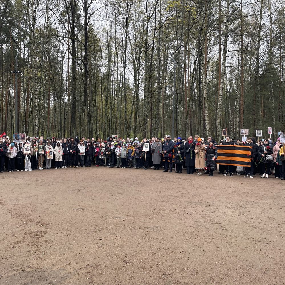 07.05.2025 обучающиеся нашей школы приняли участие в торжественно-траурном митинге у монумента «Защитникам Ленинградского неба»
