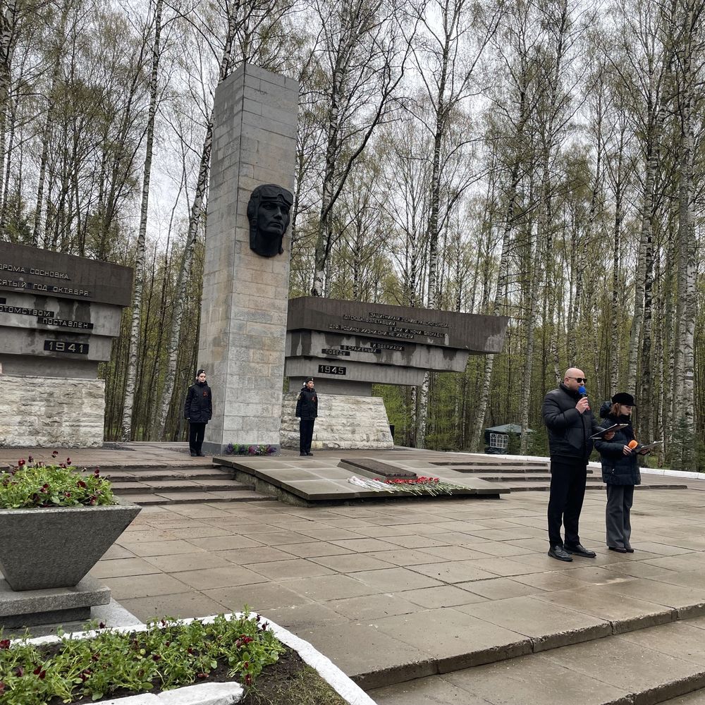 07.05.2025 обучающиеся нашей школы приняли участие в торжественно-траурном митинге у монумента «Защитникам Ленинградского неба»
